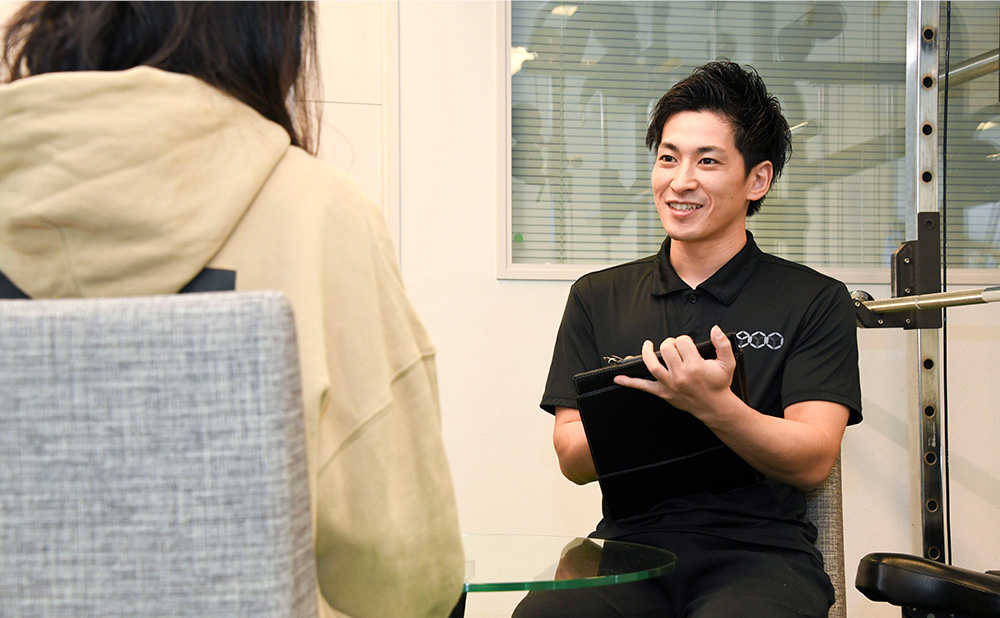 公式LINE・電話・フォームいずれかから予約
お好きなお時間にご予約いただけます。
↓
カウンセリング・体験
現在のお悩みや目標を伺います。
任意で体験セッションの実施もしております。
↓
プラン選択
目的に合わせてご提案、プランニングをいたします。
↓
ご契約・入会
手続きや今後の流れ、日程の調整を行います。