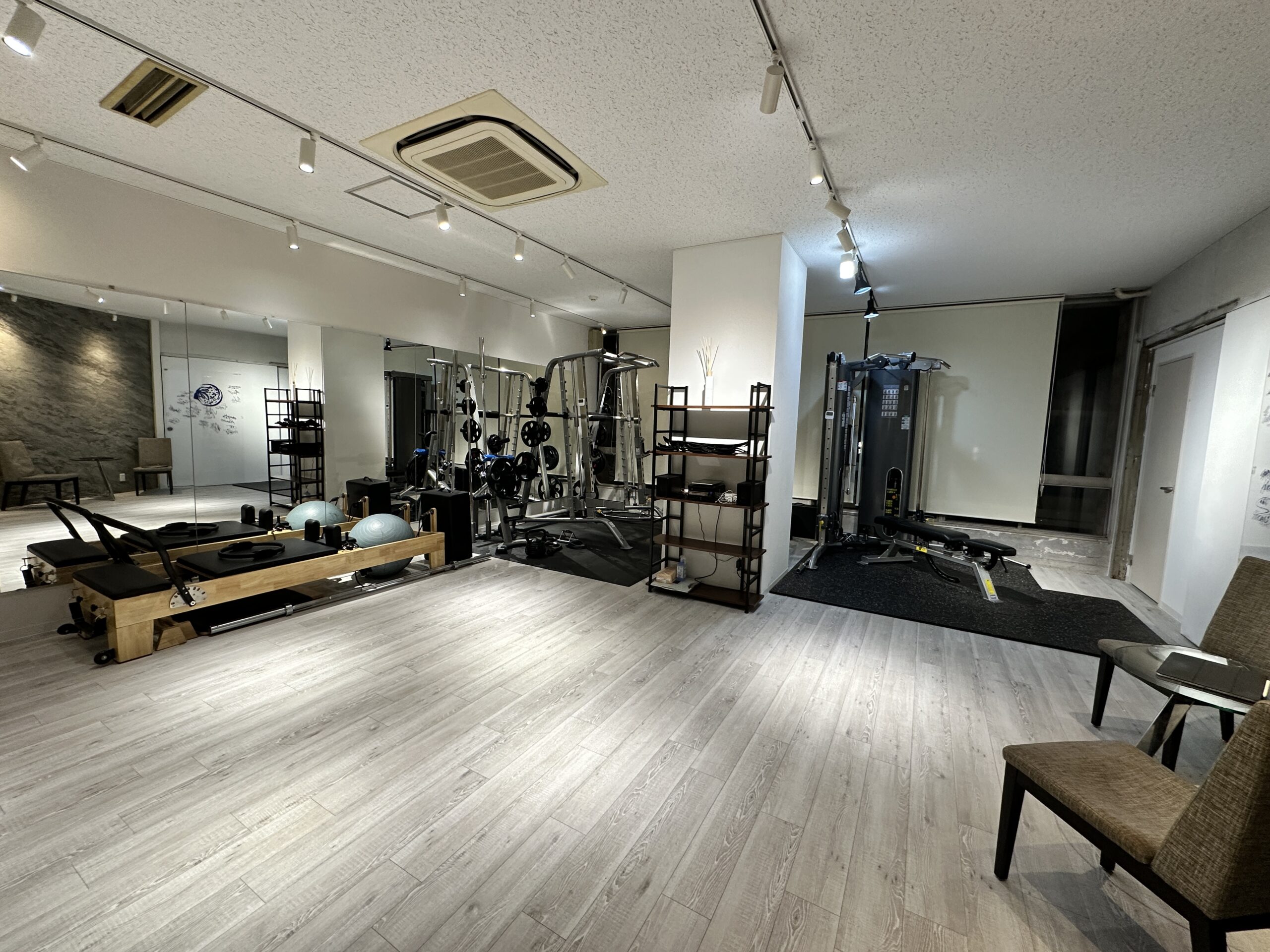 Lapist Gym（ラピストジム）は、「身体を機能的に使い、心と体の健康を作る」ことをコンセプトにしたジムです。
身体本来の機能や美しさ、健康的な身体を作るために
筋力トレーニング/ピラティス/ストレッチなど
一人ひとりに適切なトレーニングプログラムと栄養指導プランを考えます。

