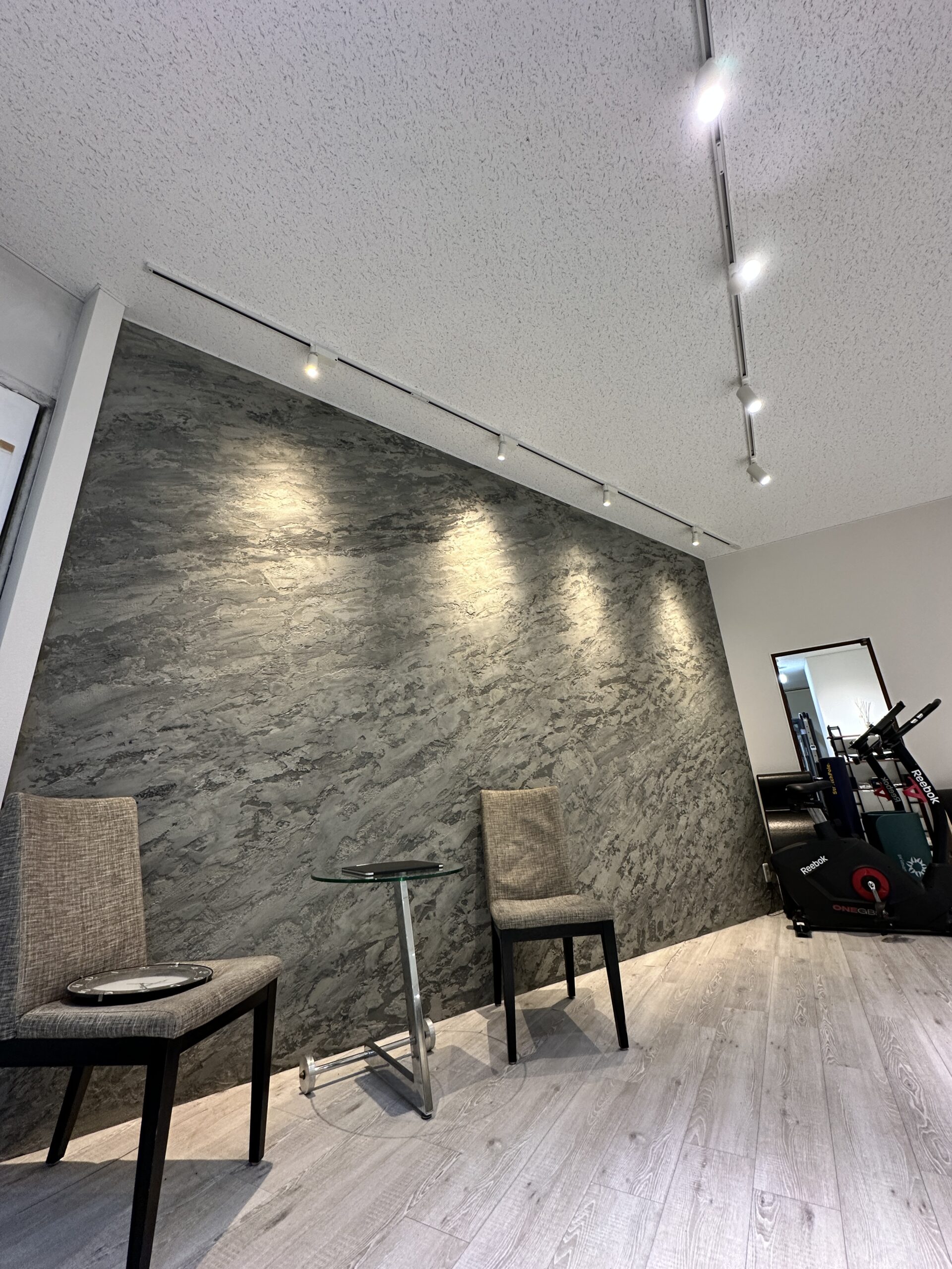 こちらでは、当ジムの住所や交通手段についてご案内します。
元町・中華街駅すぐ近く。
一人ひとりにしっかり時間をかけたいため完全予約制とさせていただいております。
